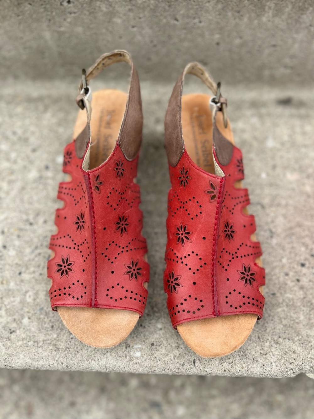 Josef Seibel Size 8 Red Floral Cutout Low Heel Sandals - Picture 2 of 7